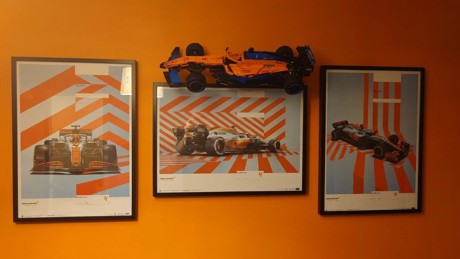 Kundenfoto: Fahrzeuge als Wandkunst – Sammlung mit Wonderprint-Zubehör im Einsatz.
